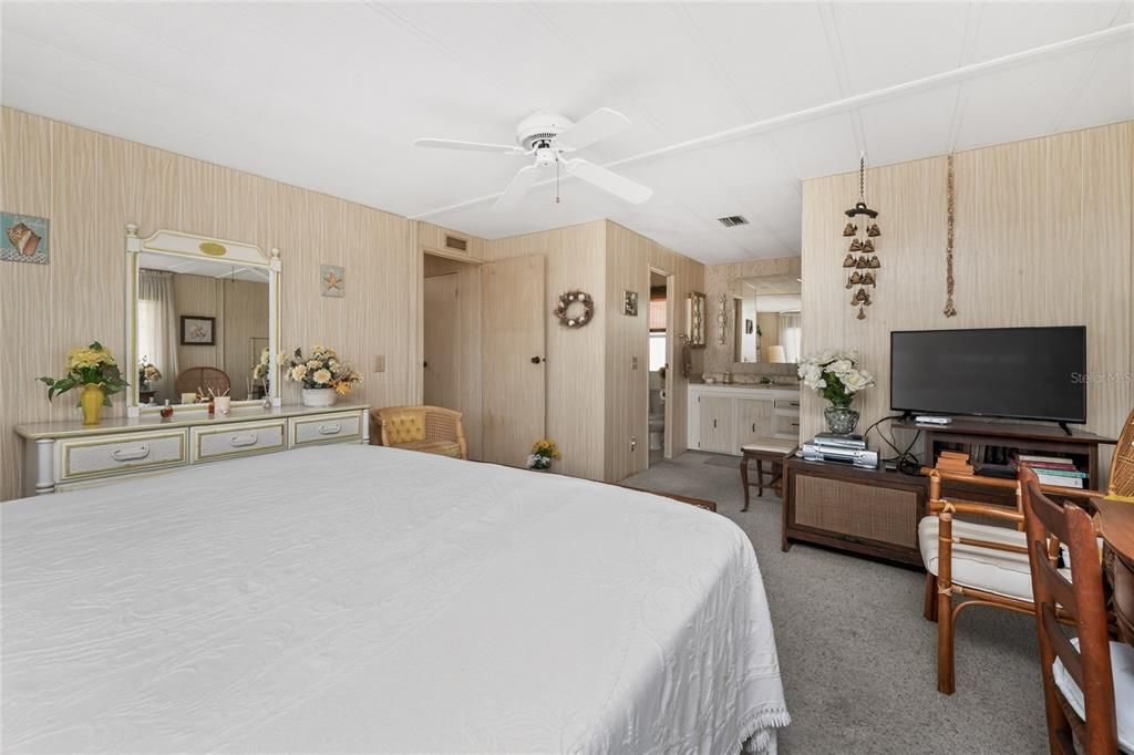 For Sale: $149,900 (2 beds, 2 baths, 1344 Square Feet)