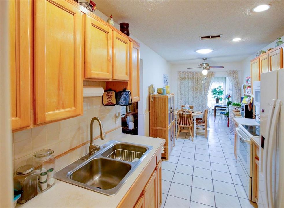 For Sale: $159,900 (2 beds, 2 baths, 1211 Square Feet)