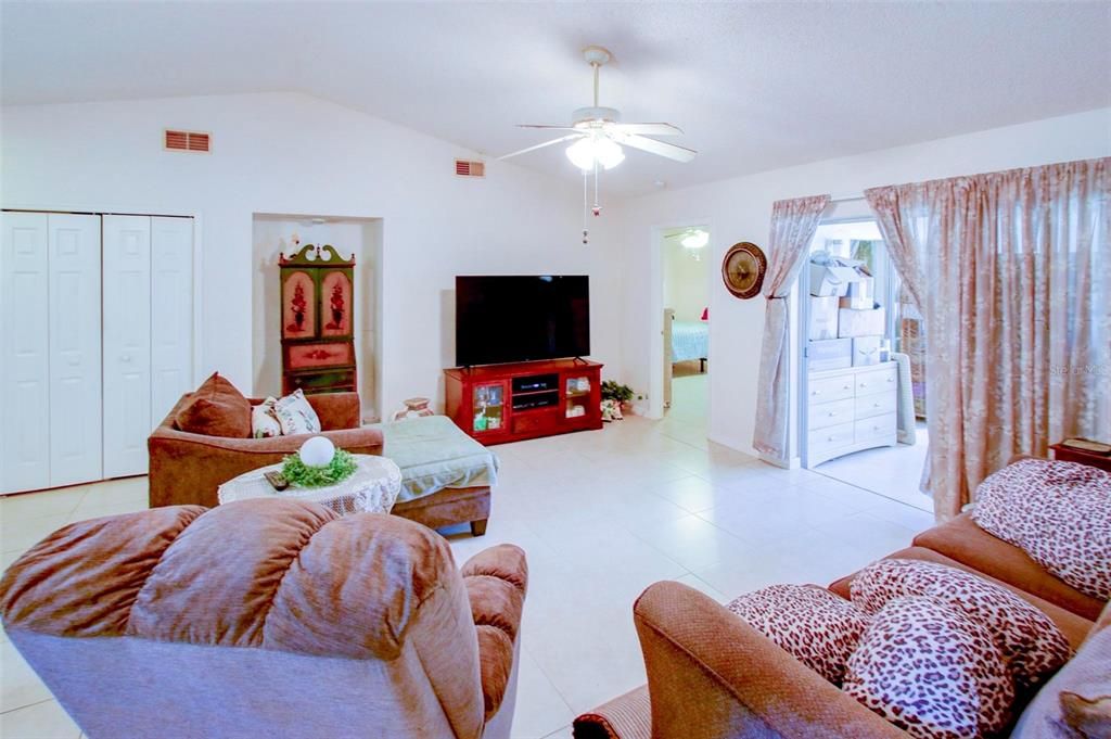 For Sale: $159,900 (2 beds, 2 baths, 1211 Square Feet)