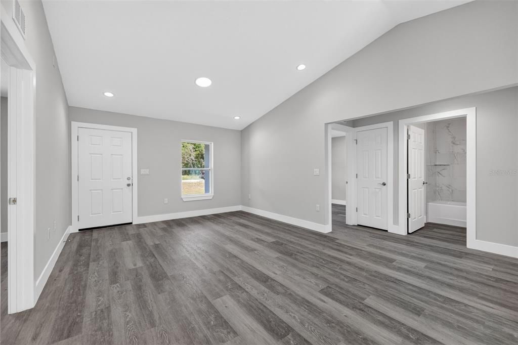 Active With Contract: $214,999 (3 beds, 2 baths, 1087 Square Feet)