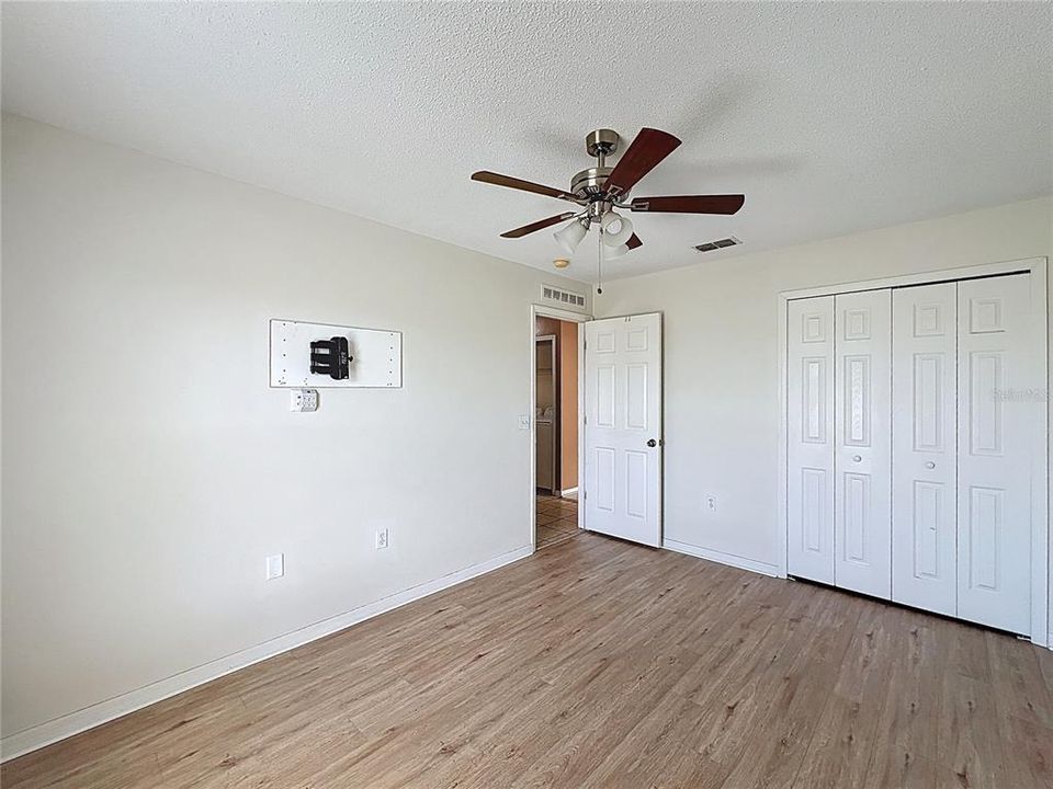 For Sale: $274,990 (4 beds, 2 baths, 2128 Square Feet)