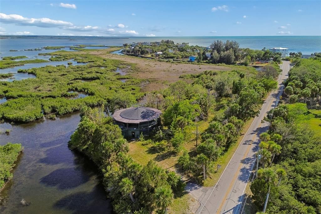 На продажу: $950,000 (3.40 acres)