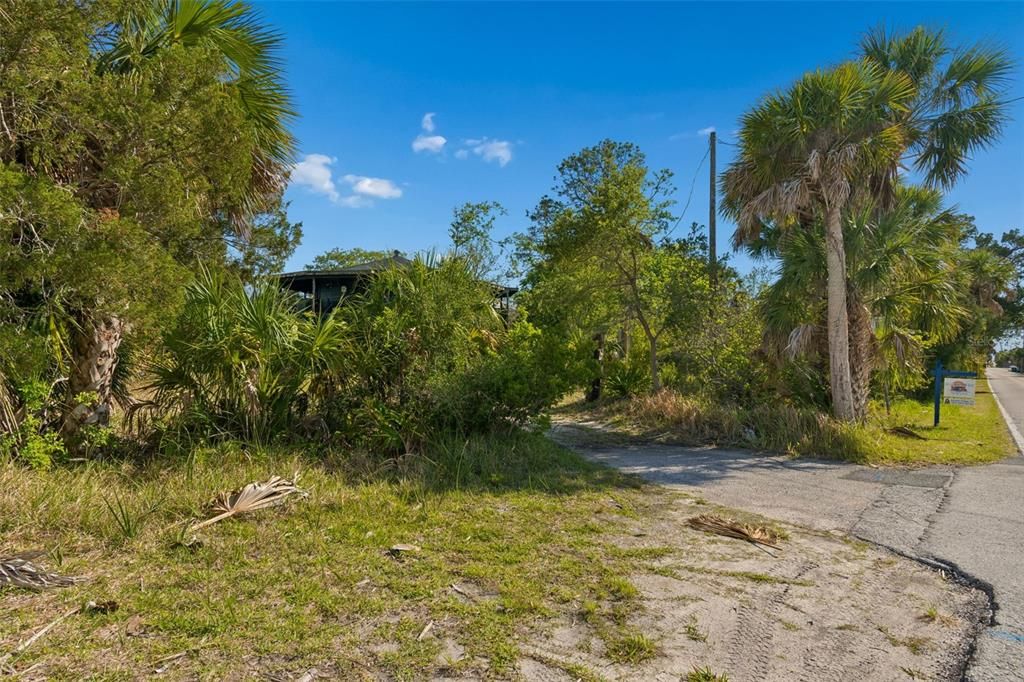 На продажу: $950,000 (3.40 acres)