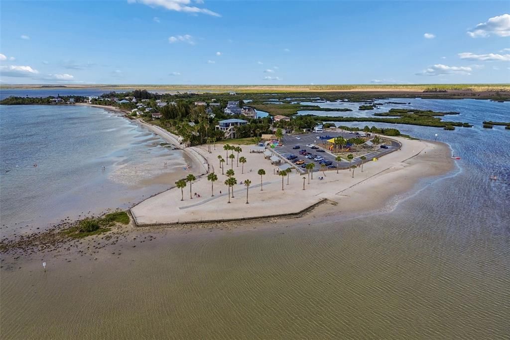 На продажу: $950,000 (3.40 acres)