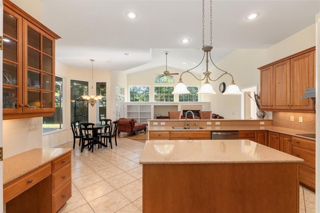 Activo con contrato: $579,990 (4 camas, 3 baños, 2636 Pies cuadrados)
