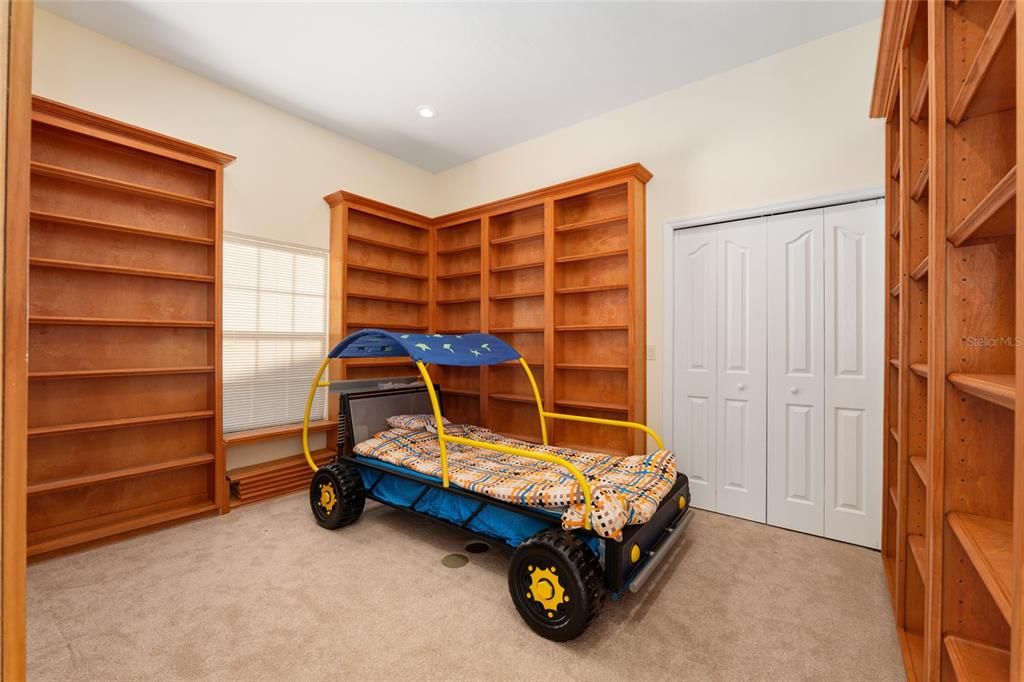 Activo con contrato: $579,990 (4 camas, 3 baños, 2636 Pies cuadrados)