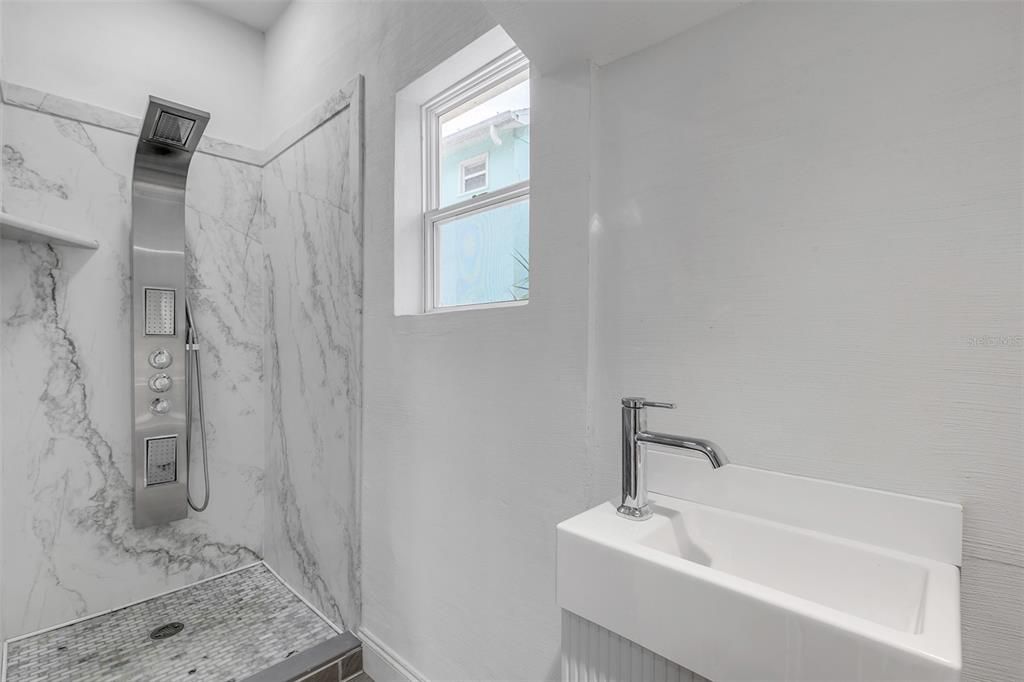 En Venta: $875,000 (6 camas, 0 baños, 2370 Pies cuadrados)