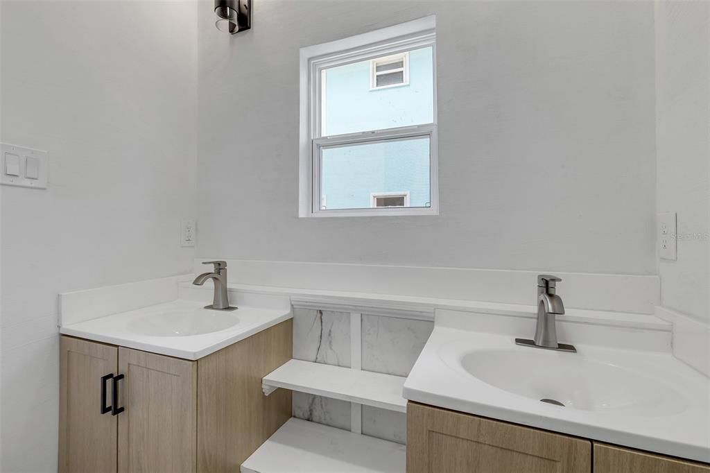En Venta: $875,000 (6 camas, 0 baños, 2370 Pies cuadrados)