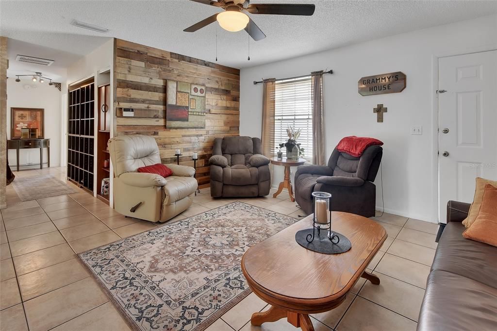 Activo con contrato: $239,900 (3 camas, 2 baños, 1132 Pies cuadrados)