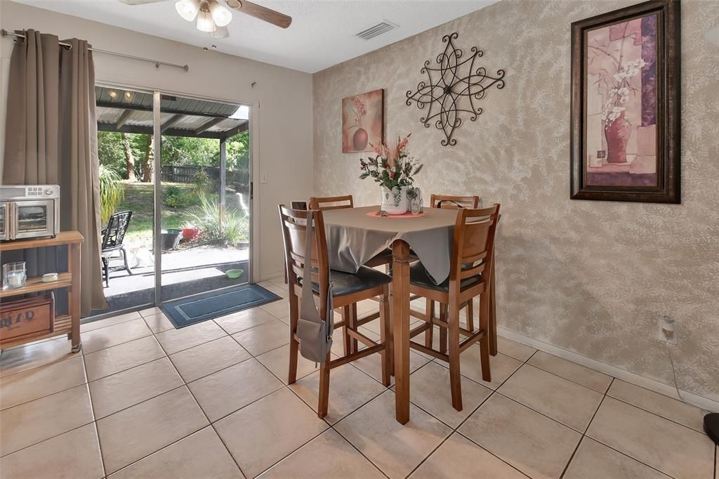 Activo con contrato: $239,900 (3 camas, 2 baños, 1132 Pies cuadrados)