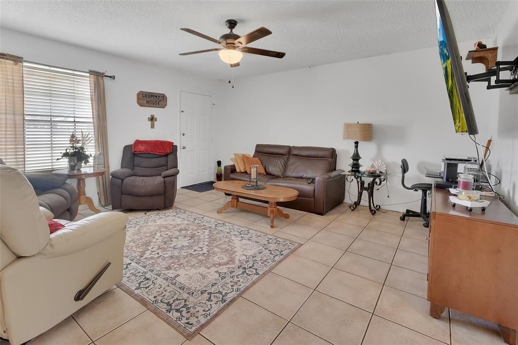 Activo con contrato: $239,900 (3 camas, 2 baños, 1132 Pies cuadrados)