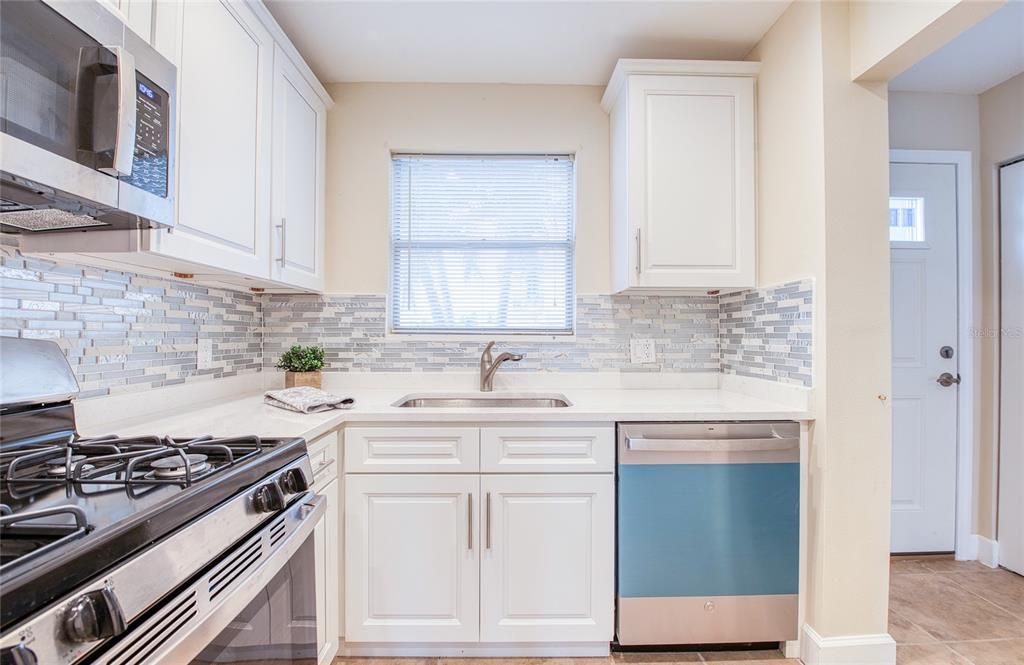 For Sale: $274,900 (2 beds, 2 baths, 1250 Square Feet)