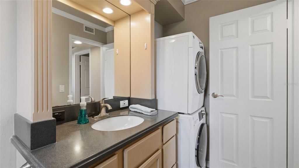 For Sale: $400,000 (1 beds, 1 baths, 625 Square Feet)
