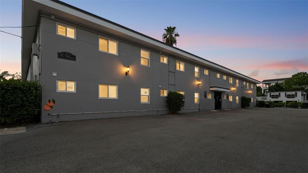 For Sale: $400,000 (1 beds, 1 baths, 625 Square Feet)