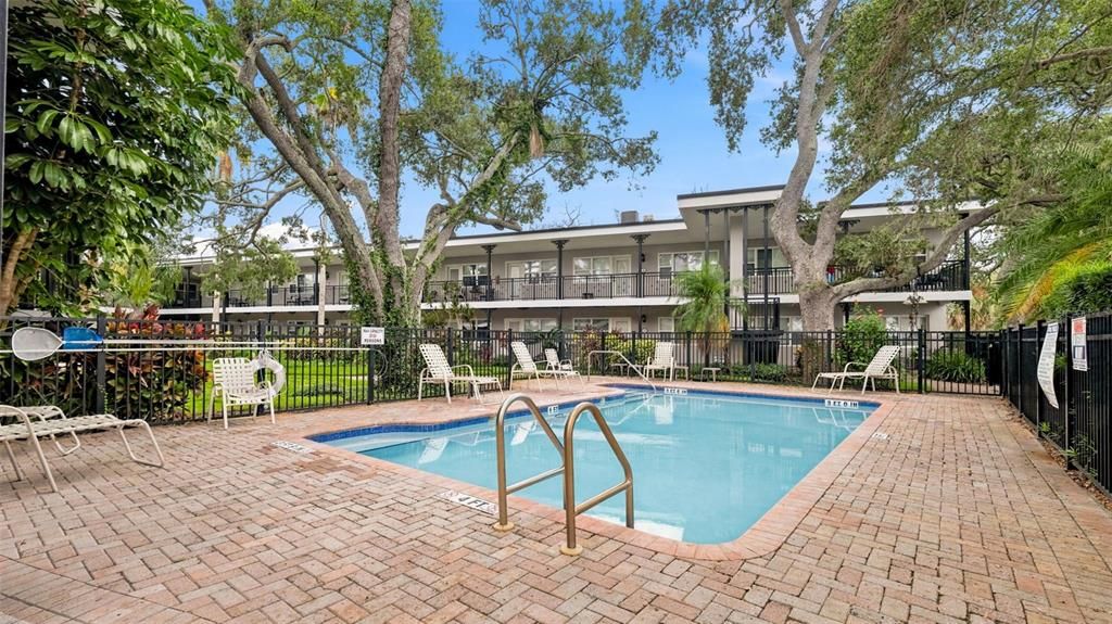 For Sale: $400,000 (1 beds, 1 baths, 625 Square Feet)