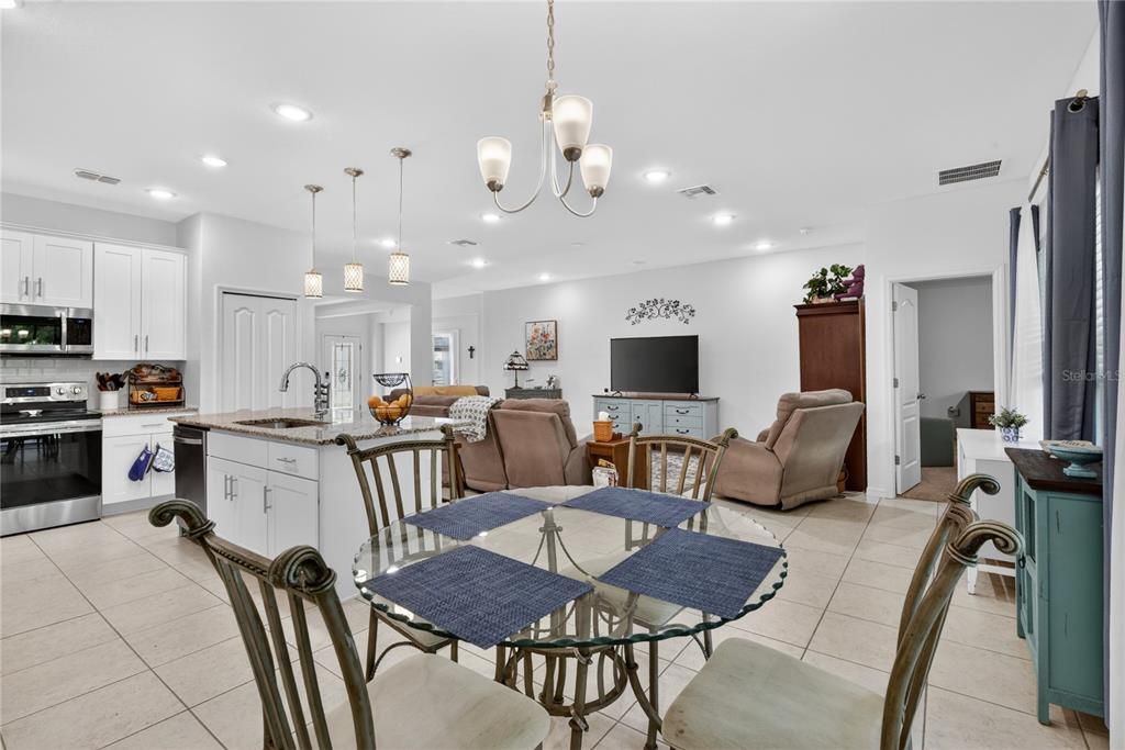 En Venta: $469,000 (4 camas, 3 baños, 2438 Pies cuadrados)