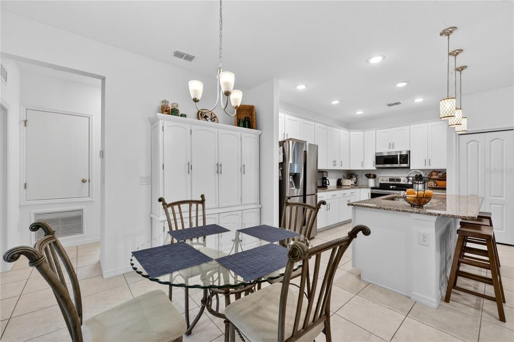En Venta: $469,000 (4 camas, 3 baños, 2438 Pies cuadrados)