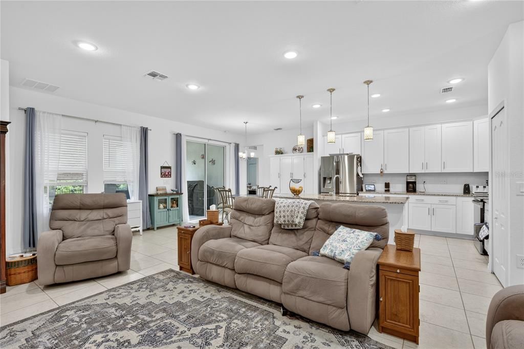En Venta: $469,000 (4 camas, 3 baños, 2438 Pies cuadrados)