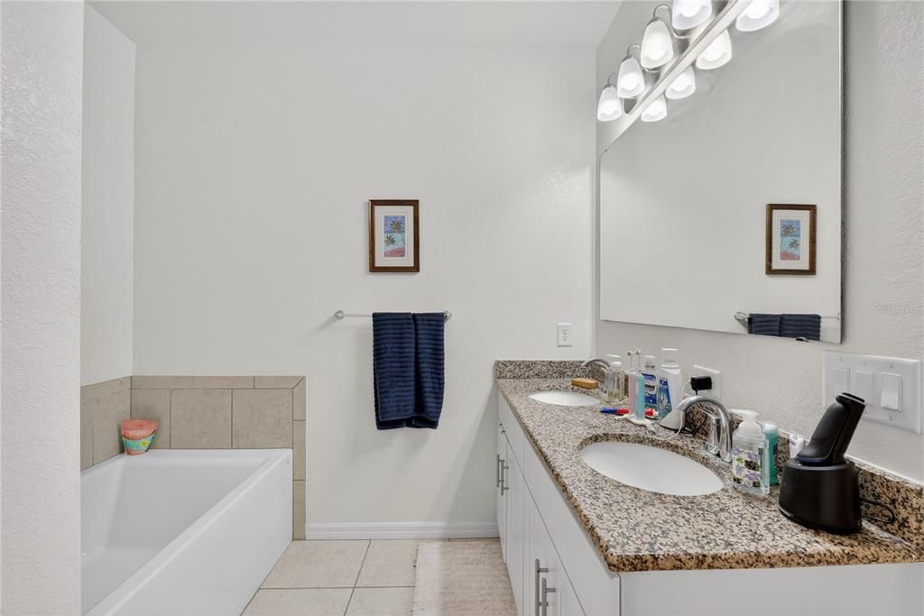 En Venta: $469,000 (4 camas, 3 baños, 2438 Pies cuadrados)