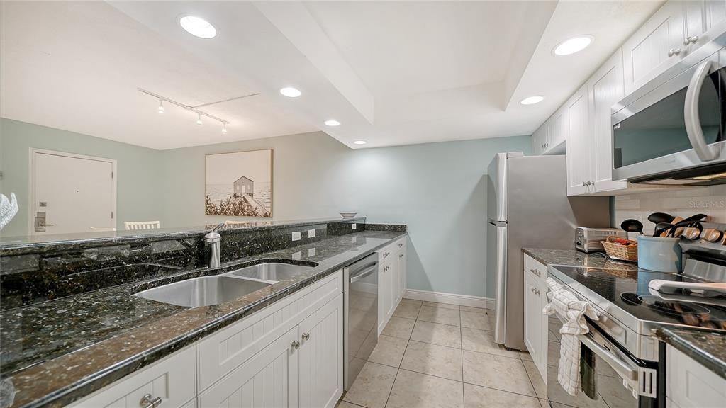 For Sale: $799,000 (2 beds, 2 baths, 1110 Square Feet)
