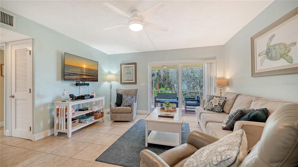 For Sale: $799,000 (2 beds, 2 baths, 1110 Square Feet)