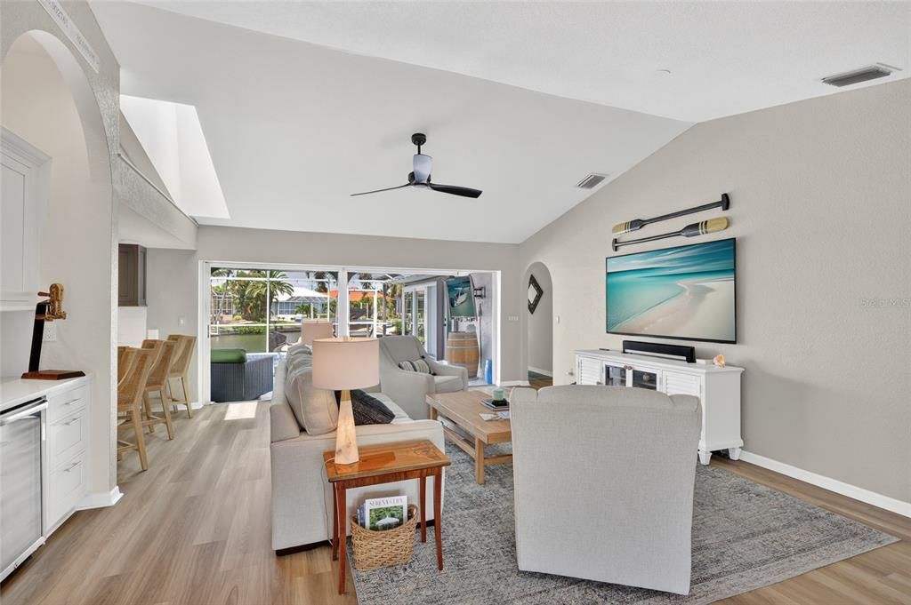 Activo con contrato: $725,000 (3 camas, 2 baños, 2033 Pies cuadrados)