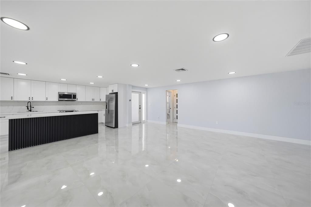 Под контрактом: $414,999 (2 спален, 2 ванн, 1442 Квадратных фут)