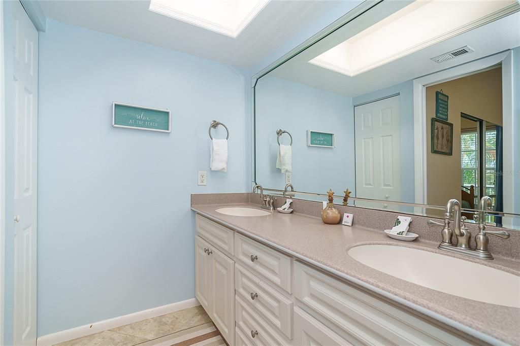 На продажу: $340,000 (2 спален, 2 ванн, 1048 Квадратных фут)