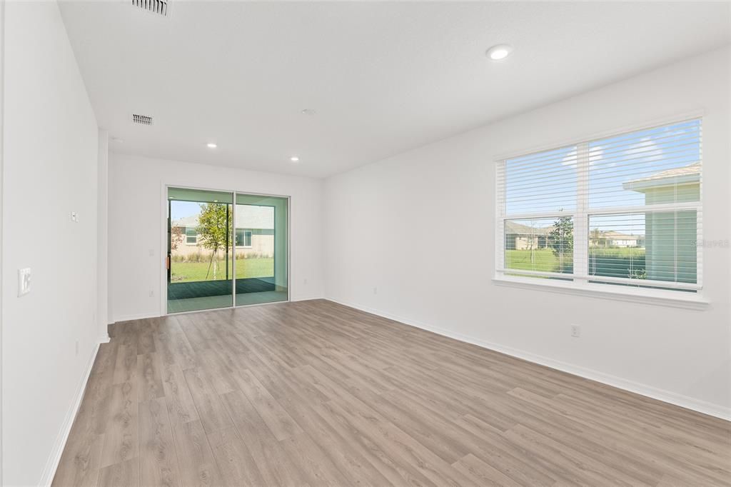 Activo con contrato: $323,300 (2 camas, 2 baños, 1467 Pies cuadrados)
