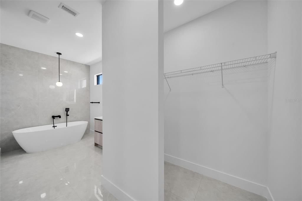 En Venta: $375,000 (3 camas, 3 baños, 1621 Pies cuadrados)