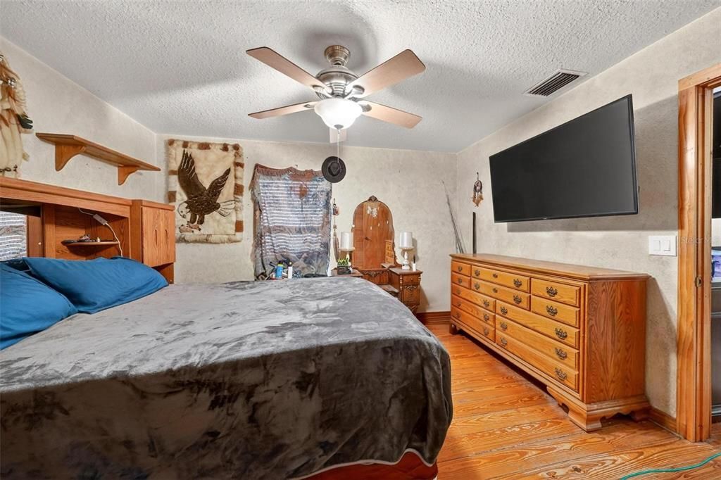 For Sale: $279,900 (3 beds, 2 baths, 1276 Square Feet)