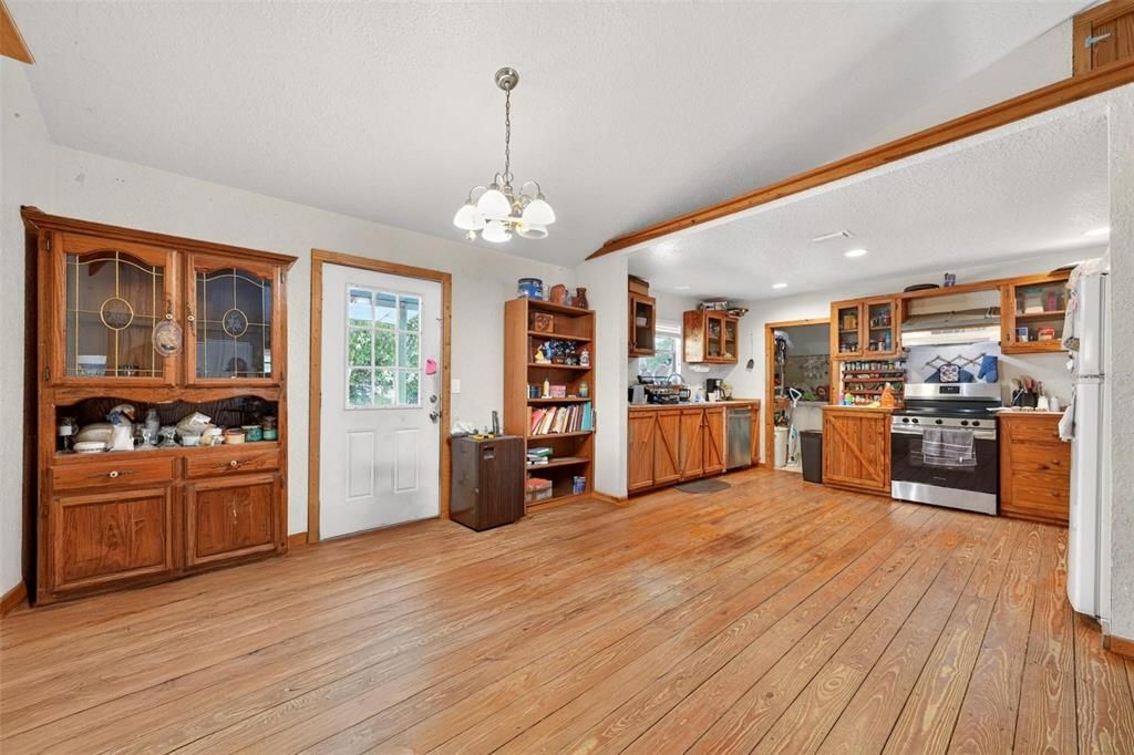 For Sale: $279,900 (3 beds, 2 baths, 1276 Square Feet)