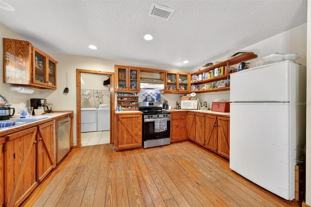 For Sale: $279,900 (3 beds, 2 baths, 1276 Square Feet)