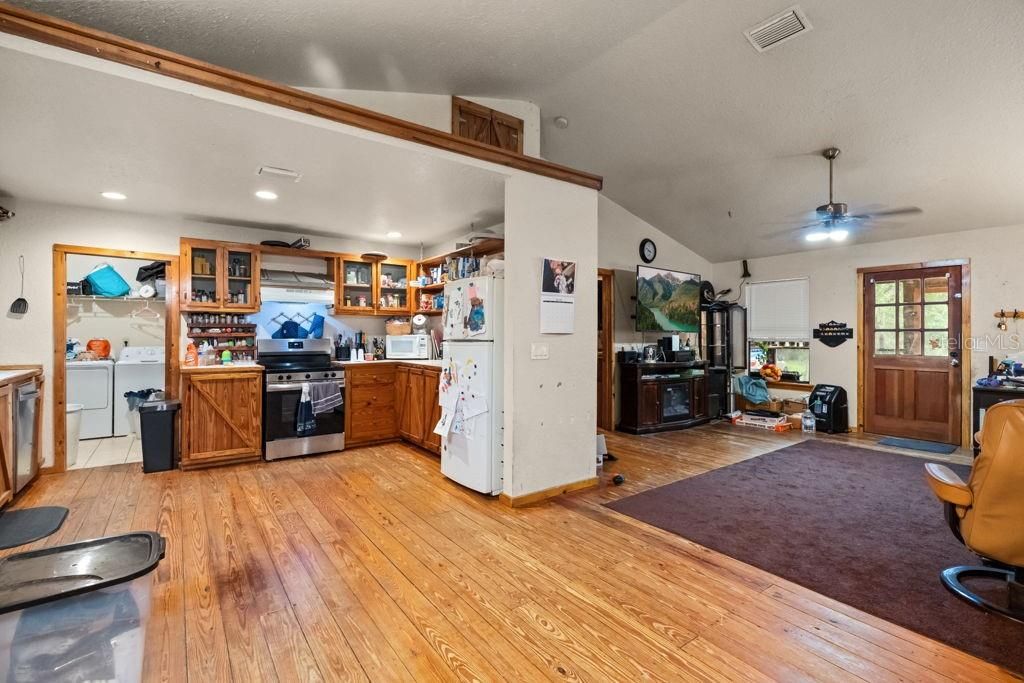 For Sale: $279,900 (3 beds, 2 baths, 1276 Square Feet)