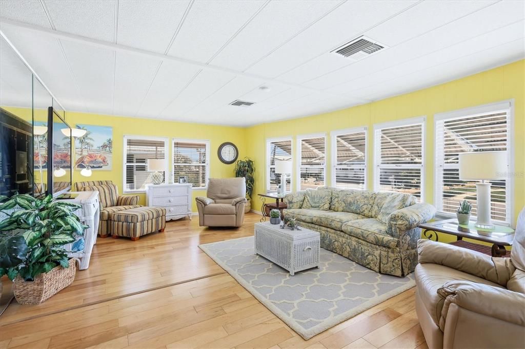For Sale: $149,900 (2 beds, 2 baths, 1008 Square Feet)