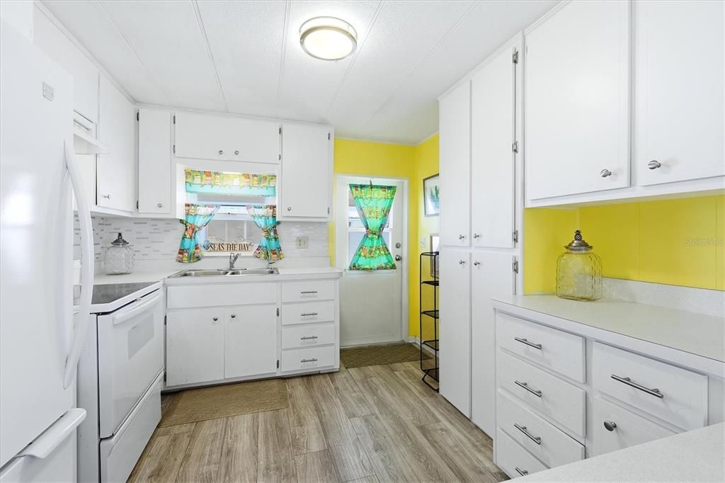 For Sale: $149,900 (2 beds, 2 baths, 1008 Square Feet)