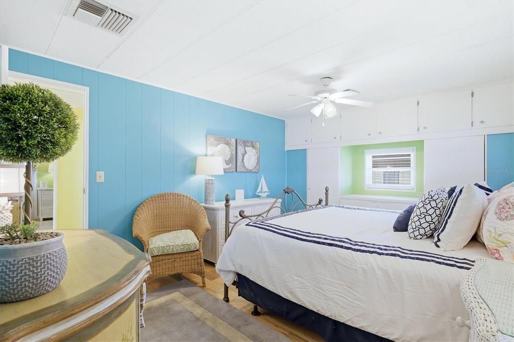 For Sale: $149,900 (2 beds, 2 baths, 1008 Square Feet)