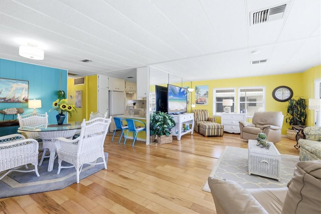 For Sale: $149,900 (2 beds, 2 baths, 1008 Square Feet)