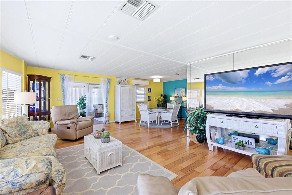 For Sale: $149,900 (2 beds, 2 baths, 1008 Square Feet)