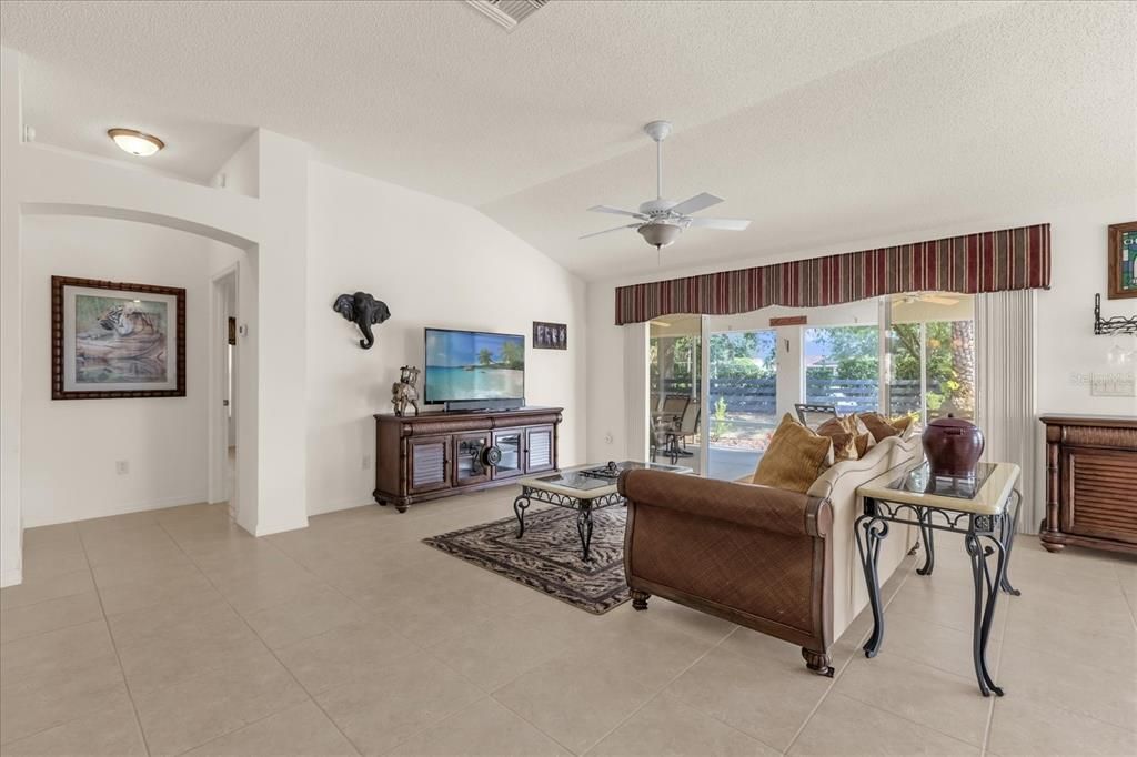 Activo con contrato: $475,000 (3 camas, 2 baños, 2000 Pies cuadrados)