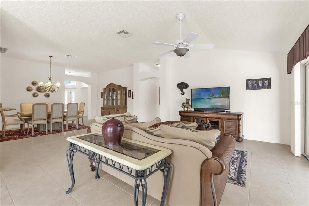 Activo con contrato: $475,000 (3 camas, 2 baños, 2000 Pies cuadrados)