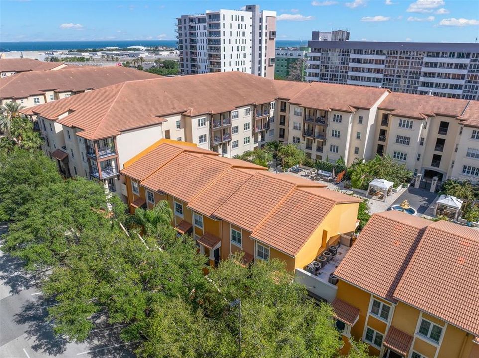 Под контрактом: $3,350 (2 спален, 2 ванн, 1128 Квадратных фут)