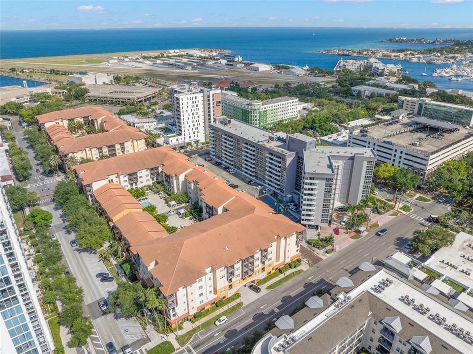 Под контрактом: $3,350 (2 спален, 2 ванн, 1128 Квадратных фут)