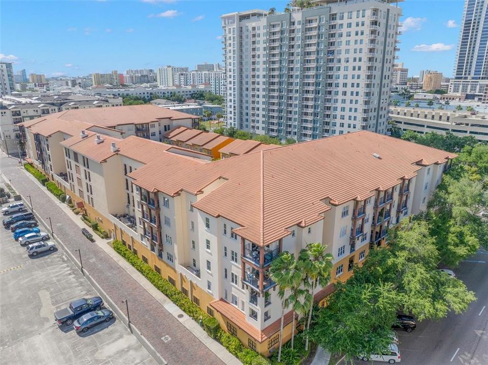 Под контрактом: $3,350 (2 спален, 2 ванн, 1128 Квадратных фут)