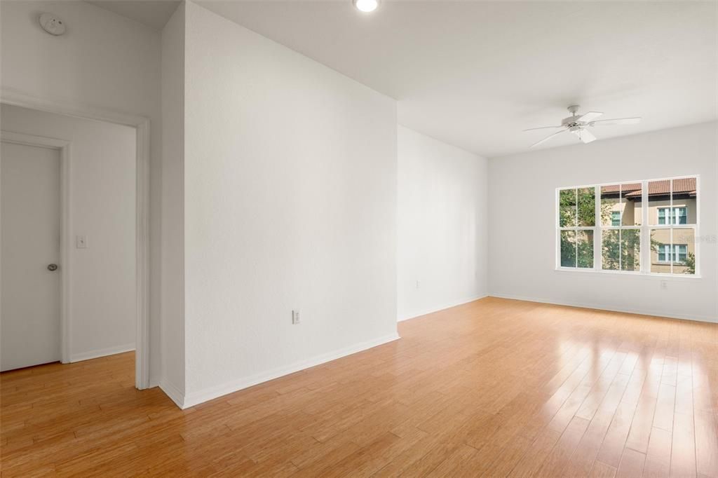 Под контрактом: $3,350 (2 спален, 2 ванн, 1128 Квадратных фут)