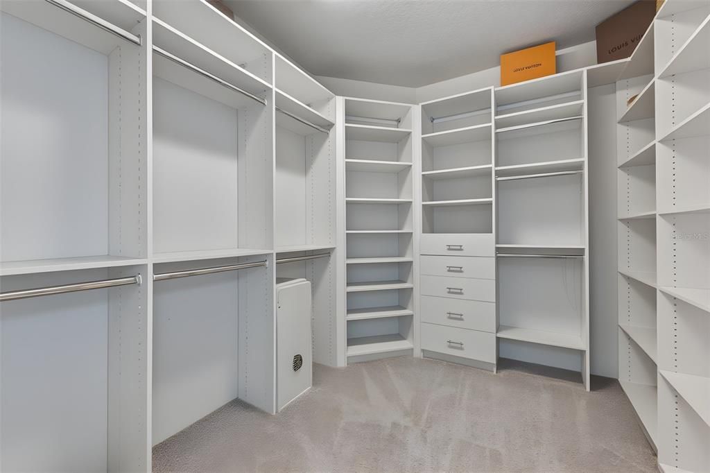 Activo con contrato: $735,000 (3 camas, 2 baños, 2298 Pies cuadrados)