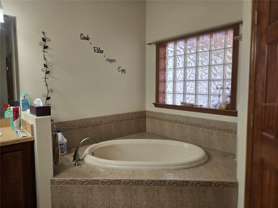 For Sale: $950,000 (4 beds, 3 baths, 2656 Square Feet)