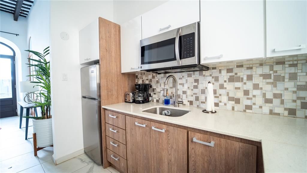 For Sale: $575,000 (1 beds, 1 baths, 823 Square Feet)