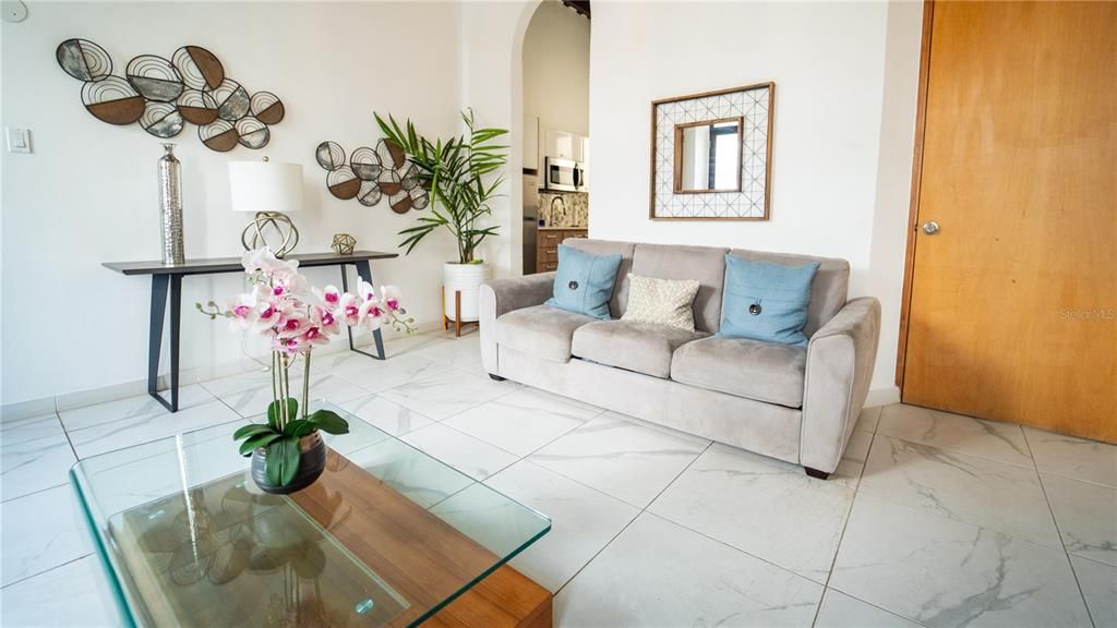 For Sale: $575,000 (1 beds, 1 baths, 823 Square Feet)
