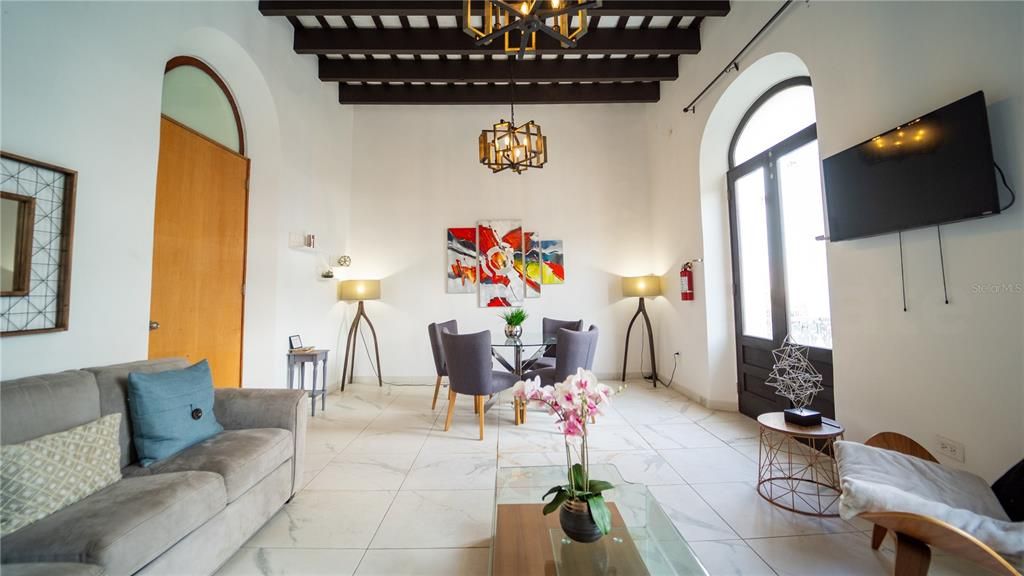 For Sale: $575,000 (1 beds, 1 baths, 823 Square Feet)
